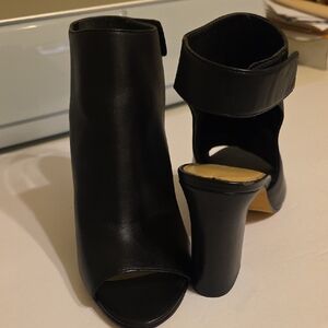 Elegant Black Leather Women's Ankle Sandals